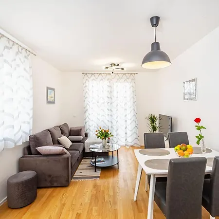 Apartamento Ap Stella, Center Of Zadar, 2br, Parking